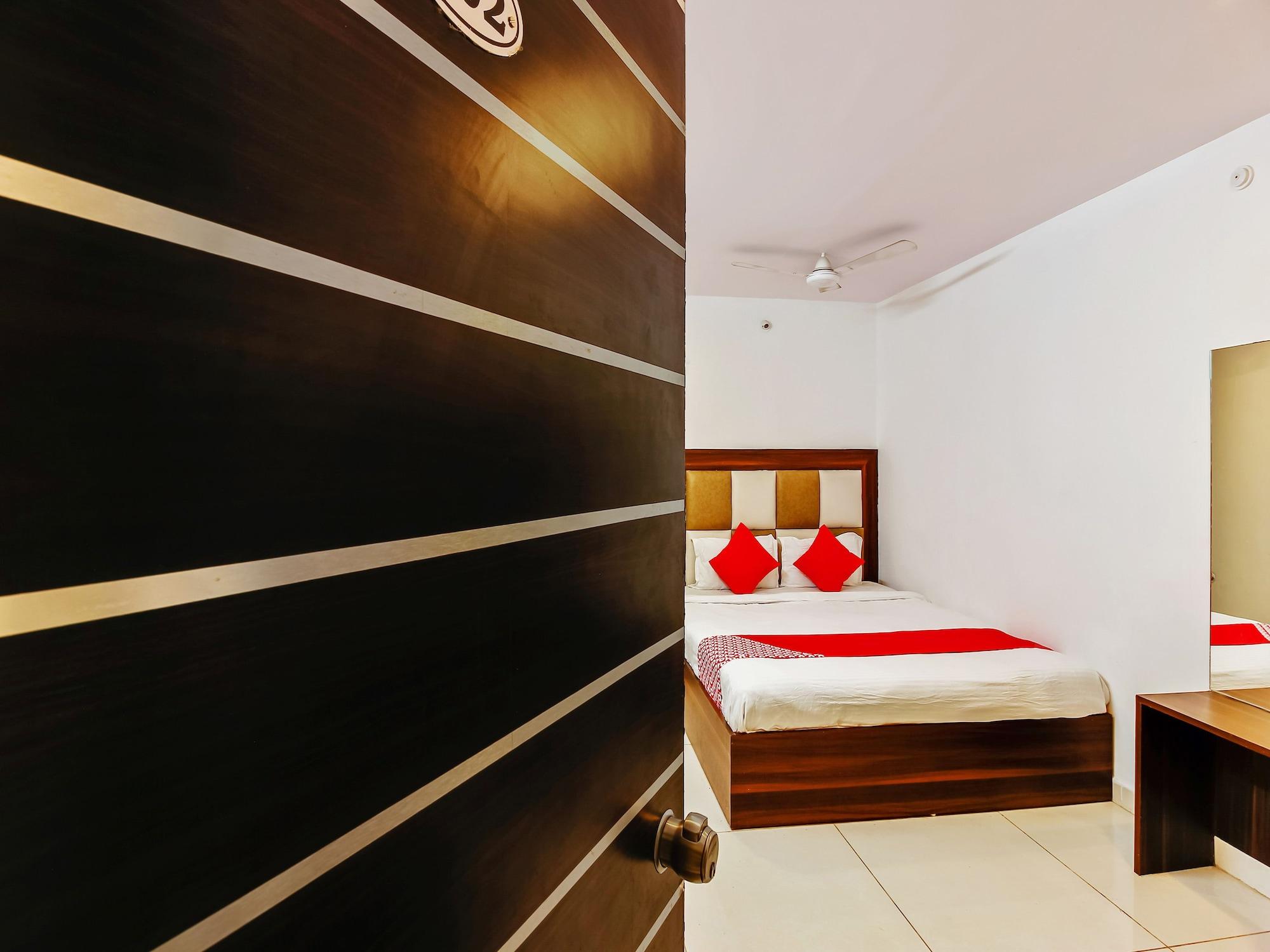 Oyo 29131 Hotel Mn Grand Shamshabad Exterior foto